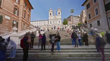 Roma, İtalya, 12.04.2025: Piazza di Spagna. Scalinata di Trinita dei Monti manzarası. İtalya, Roma. Zaman Uygulaması.