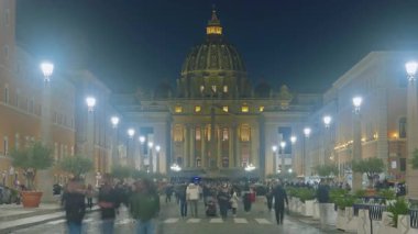 Roma, İtalya, 29.04.2025: Aziz Peter Bazilikası, Vatikan, Roma, İtalya. Akşam St. Peter Katedrali 'ne giden ana caddede aydınlanma var. Zaman Uygulaması.