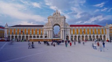 Lizbon, Portekiz, 26 Şubat 2025: Ünlü Augusta Kemeri. Zaman Uygulaması.