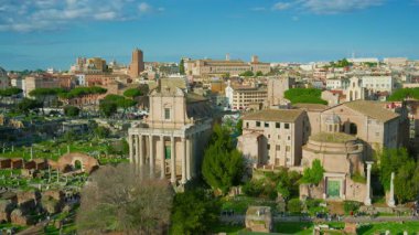 Güneşli bir günde Palatine Hill 'den Roma Forumu manzarası. Roma, İtalya.