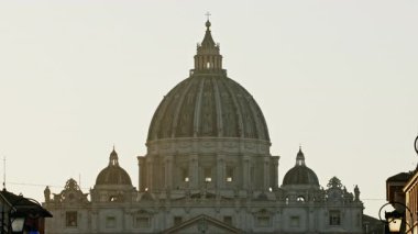 Gün batımında St. Peters Bazilikası 'nın kubbesi. Vatikan, Roma, İtalya. Aziz Peter Kubbesi 'ne yakın çekim. 