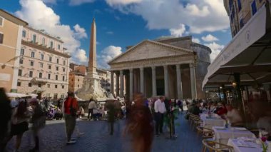 Güneşli bir günde, İtalya 'nın orta kesimindeki ünlü Pantheon' un önünde 12.04.2025 kişilik bir kalabalık toplandı. Zaman Uygulaması.