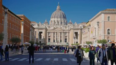 Roma, İtalya, 29.04.2025: Saint Peter Meydanı, Aziz Peter Bazilikası ve Vatikan Obelisk uzak mesafede. Sokakta yürüyen turistler Via della Conciliazione.