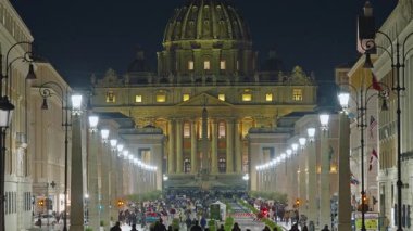 Aziz Peter Bazilikası, Vatikan, Roma, İtalya, 29.04.2025. Akşam St. Peter Katedrali 'ne giden ana caddede aydınlanma var..