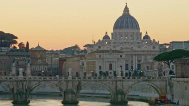 St. Peters Bazilikası, güneş batarken Sant Angelo Köprüsü, Vatikan, Roma, İtalya.