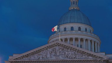 Alacakaranlıkta Fransız bayrağı taşıyan Pantheon binası, Paris. Fransa.