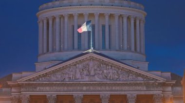 Alacakaranlıkta Fransız bayrağı taşıyan Pantheon binası, Paris. Fransa.