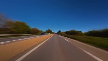 Fransa 'nın güzel caddelerinde ve yerlerinde çok hızlı araba sürüyorum..