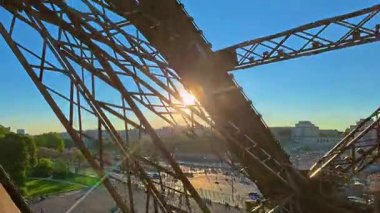 Eyfel Kulesi 'nin metal yapısı.