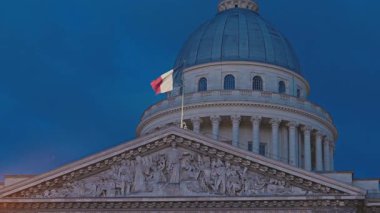 Alacakaranlıkta Fransız bayrağı taşıyan Pantheon binası, Paris. Fransa.