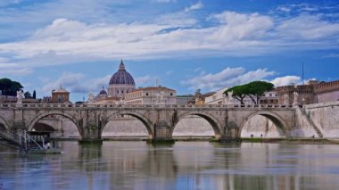 Aziz Peters Bazilikası, güneşli bir günde Sant Angelo Köprüsü Vatikan, Roma, İtalya. Zaman Uygulaması.