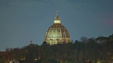 Akşamları St. Peters Bazilikası 'nın aydınlatmalı kubbesi. Bulutlu zaman çizelgesi.