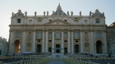 St. Peters Meydanı 'ndan St. Peters Bazilikası' nın ana cephesi ve kubbesi. Vatikan..