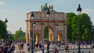Paris, Fransa, 24.06.2025: Atlıkarınca Takı ve turistler.
