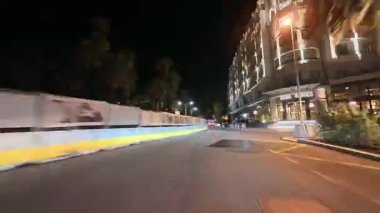 Fransa 'nın güzel sokaklarında çok hızlı bir araba sürüyorum..