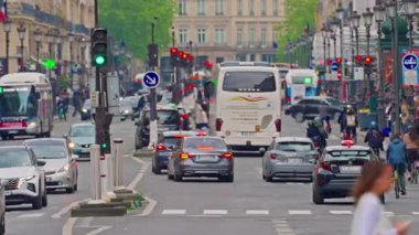 Paris, Fransa, 24.06.2025: Rue de Rivoli, Paris - Çok sayıda yaya, turist, toplu taşıma ve kentsel altyapı ile dolu tarihi ve hareketli bir cadde.