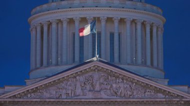 Alacakaranlıkta Fransız bayrağı taşıyan Pantheon binası, Paris. Fransa.