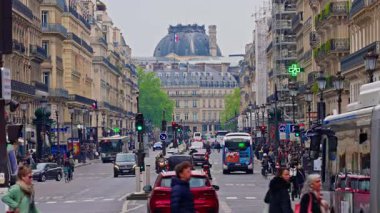 Paris, Fransa, 24.06.2025: Rue de Rivoli, Paris. Tarihi ve hareketli bir cadde çok sayıda yaya, turist, toplu taşıma ve kentsel altyapı ile dolu..