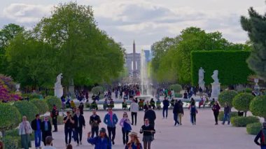 Paris, Fransa, 24.06.2025: Paris 'teki Tuileries bahçesinde yaya trafik insanları. Fransa.