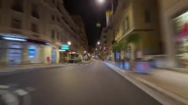 Fransa 'nın güzel sokaklarında çok hızlı bir araba sürüyorum..