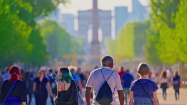 Paris, Fransa, 24.06.2025: Paris 'teki Tuileries bahçesinde yaya trafik insanları. Fransa.