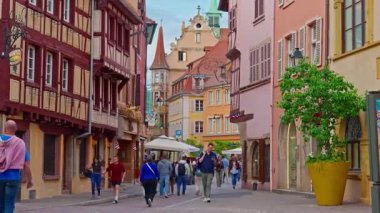 Fransa 'nın Colmar kentindeki geleneksel eski alsas evleri, 30.05.2025. Colmar 'ın merkezinin antik sokaklarında geziniyorum..