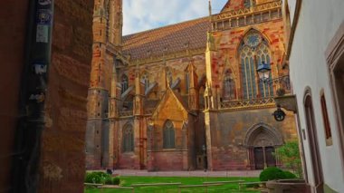 Fransa 'nın Colmar kentindeki geleneksel eski alsas evleri, 30.05.2025. Colmar 'ın merkezinin antik sokaklarında geziniyorum..