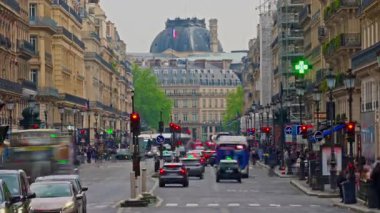 Paris, Fransa, 24.06.2025: Rue de Rivoli, Paris - Çok sayıda yaya, turist, toplu taşıma ve kentsel altyapı ile dolu tarihi ve hareketli bir cadde. Zaman Uygulaması.