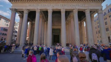 Güneşli bir günde İtalya 'nın orta kesimindeki ünlü Pantheon' un önünde 12.04.2025 kişi..