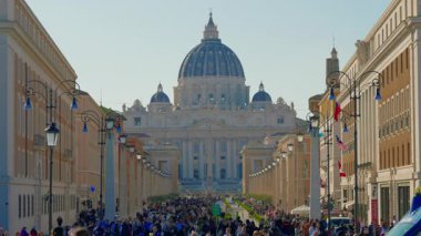 Roma, İtalya, 29.04.2025: Aziz Peter Bazilikası ile Aziz Peter Meydanı manzarası. Güneşli bir günde Via della Conciliazione caddesinde yürüyen turistler.