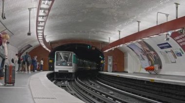 Paris, Fransa, 24.06.2025: Paris 'in en eski metro hattı içeriden.
