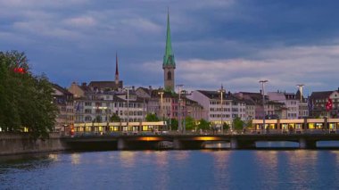 Zürih, İsviçre, 25.05.2025: Akşam ışıklarıyla Zürih şehir merkezinin güzel manzarası.