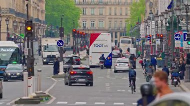 Paris, Fransa, 24.06.2025: Rue de Rivoli, Paris - Çok sayıda yaya, turist, toplu taşıma ve kentsel altyapı ile dolu tarihi ve hareketli bir cadde.