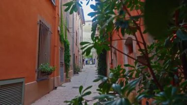 Saint Tropez, Fransa, 20 Şubat 2025: Akdeniz kıyısındaki tarihi Saint-Tropez merkezinin antik caddelerinde yürümek, Fransa turizm beldesi.