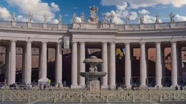 Roma, İtalya, 29.04.2025: Güneşli bir günde Aziz Peter Meydanı 'nda Vatikan. Heykelli sütunların görüntüsü. Roma, İtalya. Zaman Uygulaması.