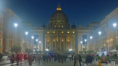Aziz Peter Bazilikası, Vatikan, Roma, İtalya, 29.04.2025: Aydınlatma ile St. Peter Katedrali 'ne giden ana cadde. Zaman Uygulaması.