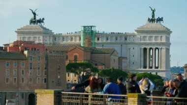 Altare della Patria 'nın önünde Emmanuel II Ulusal Anıtı, İtalya, 12.04.2025.