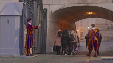 Geleneksel Rönesans üniformalı İsviçreli muhafızlar Vatikan 'ın Aziz Peters Bazilikası yakınlarında devriye geziyorlar. Roma, İtalya, 12.04.2025.