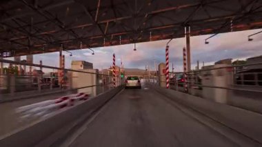 Gün batımında Fransa 'nın güzel caddelerinde çok hızlı araba sürmek..