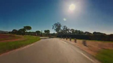 Fransa 'nın güzel caddelerinde ve yerlerinde çok hızlı araba sürüyorum..