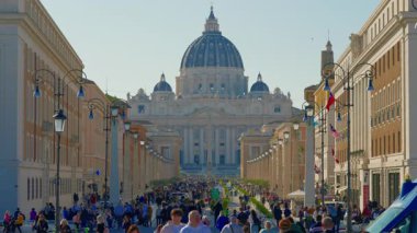 Roma, İtalya, 29.04.2025: Aziz Peter Bazilikası ile Aziz Peter Meydanı manzarası. Güneşli bir günde Via della Conciliazione caddesinde yürüyen turistler.