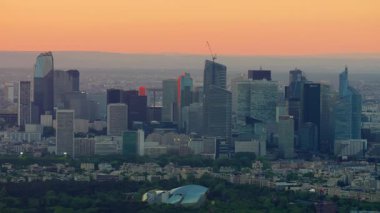 Gün batımında Eyfel Kulesi 'nden Savunma Bakanlığı' nın iş bölgesine bakın. Paris, Fransa, 24.06.2025.