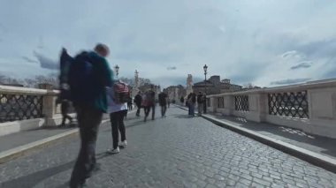 Roma, İtalya - 18 Temmuz 2023: Roma 'nın rekor yüksekliğe ulaşmasıyla, turistler sıcaklık birkaç derece düşmüşken çok sayıda Trasteveres gece hayatına akın ettiler.. 