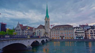 Fraumunster Kilisesi ve Munsterbrucke, tarihi Zürih kasabasındaki Limmat Nehri üzerinde bir köprü. Zürih, İsviçre, 25.05.2025.