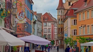 Fransa 'nın Colmar kentindeki geleneksel eski alsas evleri, 30.05.2025. Colmar 'ın merkezinin antik sokaklarında geziniyorum..