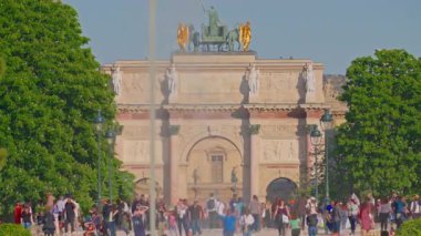 Paris, Fransa, 24.06.2025: Atlıkarınca Takı ve turistler.