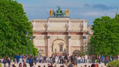 Fransa, Paris 10.06.2025: Paris 'teki Tuileries bahçesinde yaya trafik insanları.
