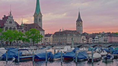 Zürih, İsviçre, 25.05.2025: Fraumunster Kilisesi ve tarihi şehir Zürih 'teki Münih.