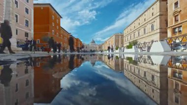 Roma, İtalya, 23.06.2025: İtalya 'yı görmeye gelen bir turist topluluğu. Turistler Roma sokaklarında ve Vatikan 'da geziniyor..