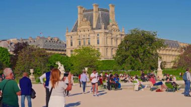 Paris, Fransa, 24.06.2025: Paris 'teki Tuileries bahçesinde yaya trafik insanları. Fransa.
